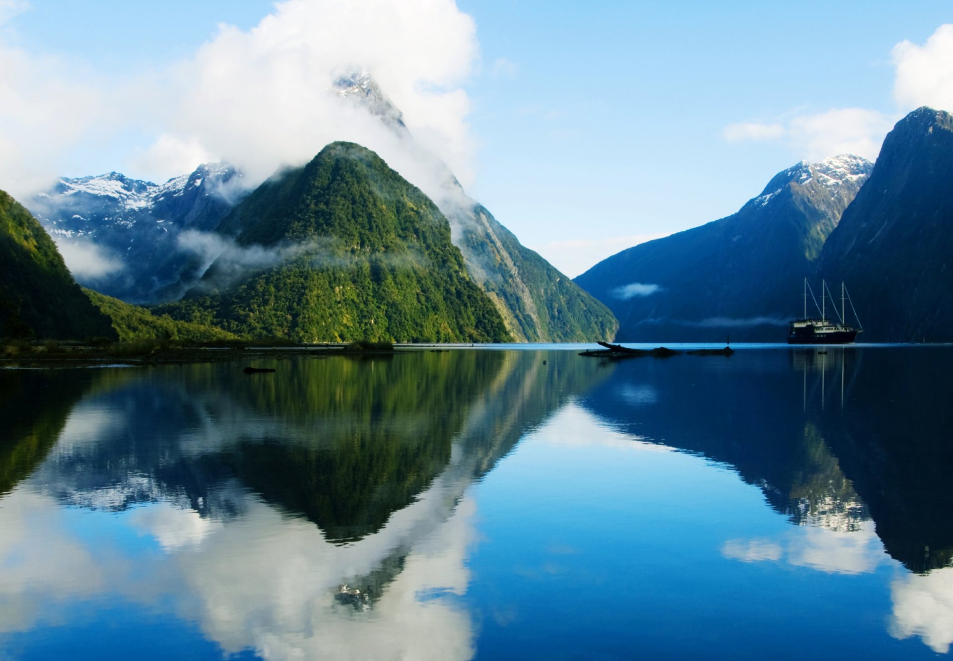 Ocean and mountains. New Zealand