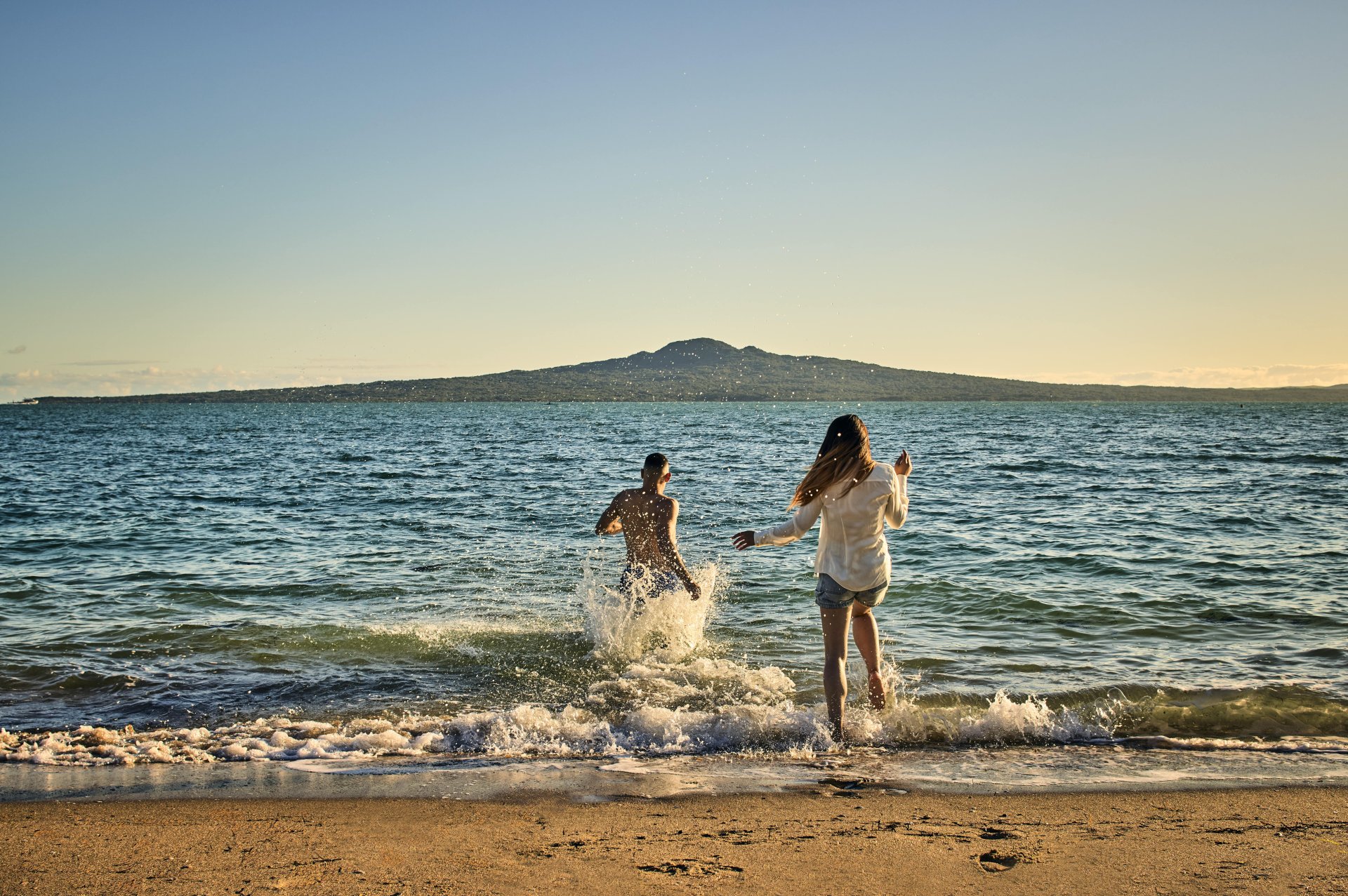 670700-couple-at-mission-bay-beach-min 670700-couple-at-mission-bay-beach-min