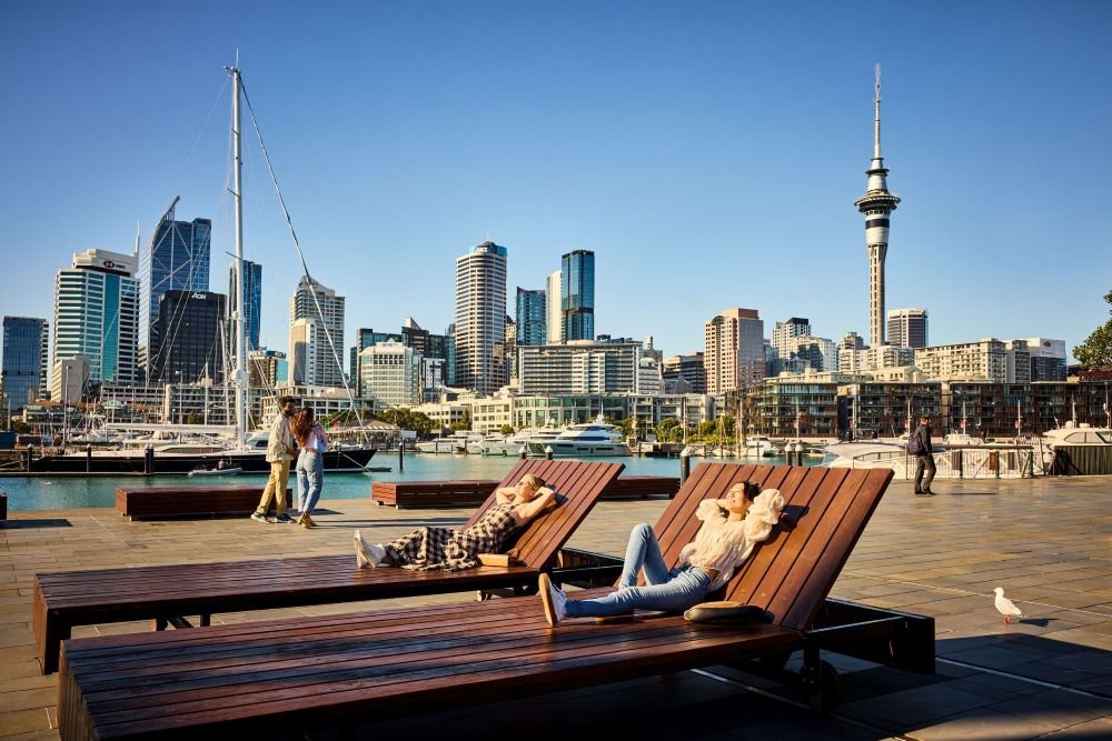 670687-friends-enjoy-view-from-karanga-plaza_sm